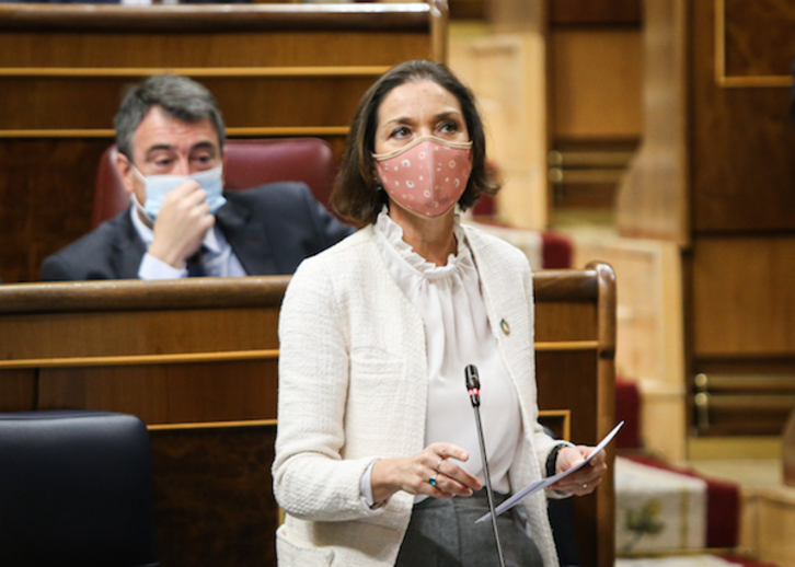 La ministra Reyes Maroto, respondiendo a Sayas en. (Congreso)