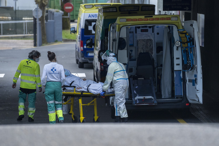 Varios sanitarios conducen a un paciente a las urgencias del Hospital Donostia.      (Gorka RUBIO I FOKU)