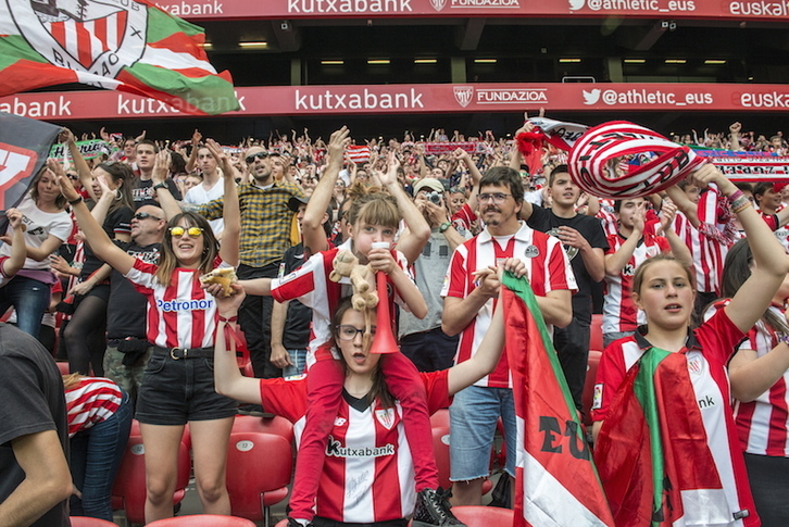 Aficionadas disfrutan de un partido en el campo de San Mamés. (Marisol RAMÍREZ/FOKU)