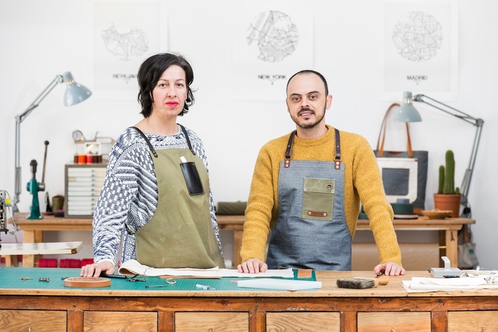 Arancha Enríquez y Tomás López elaboran las mochilas y bolsos Pohorylle de forma artesanal, como antes, con materiales buenos para que duren.  (Luís CERDEIRA)