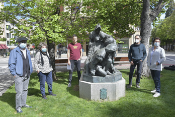 Nafarroa Berriz Altxa herri ekimenaren prentsaurrekoa, Loiolako Iñigoren eskulturaren aurrean. (Idoia ZABALETA/FOKU)