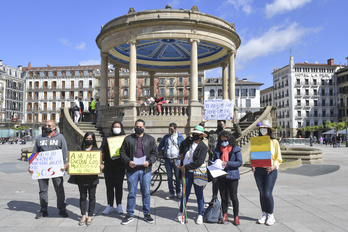 El Movimiento Colombia Aurrera ha trasladado su petición desde la Plaza del Castillo de Iruñea. (Idoia ZABALETA | FOKU)