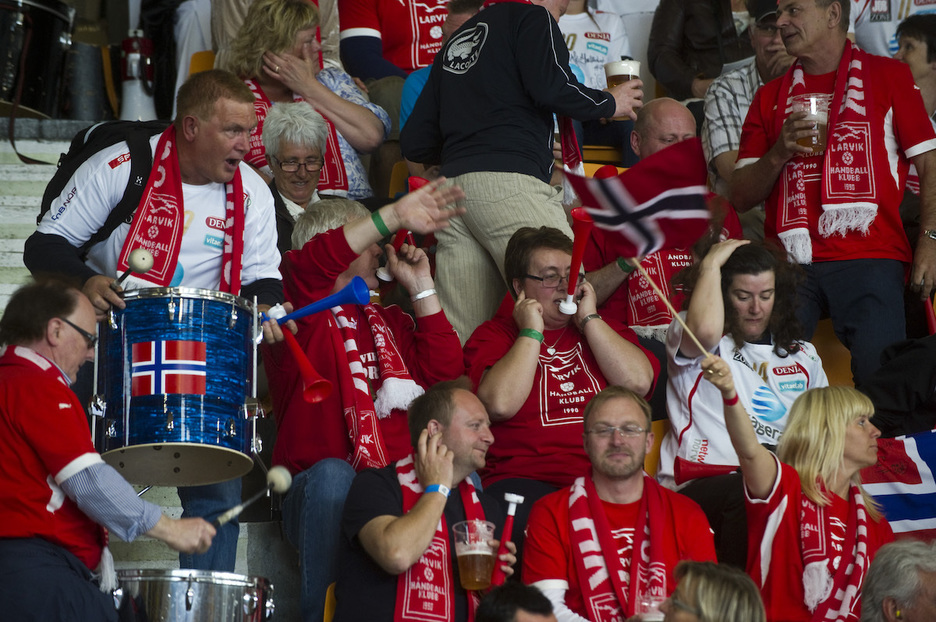 Larvik taldearen zale norvegiarrak Iruñera gerturatu ziren. (Jagoba MANTEROLA / FOKU) Larvik taldearen zale norvegiarrak Iruñera gerturatu ziren. (Jagoba MANTEROLA / FOKU)