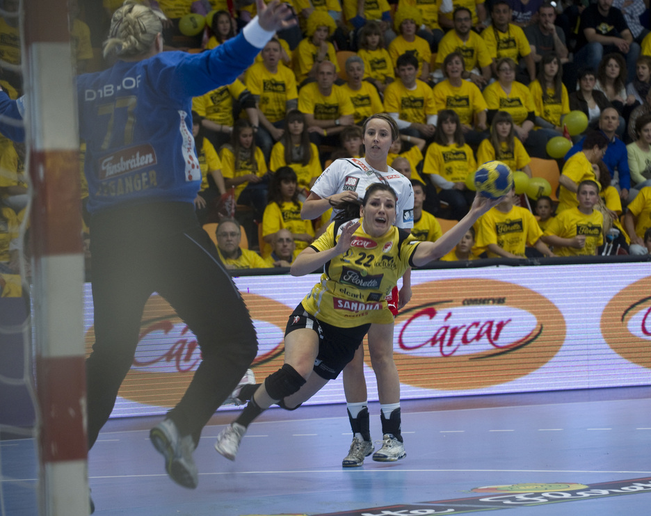 Carmen Martinen jaurtiketa; neurketako golegile nagusia izan zen Sulland norvegiarrarekin batera (10). (Jagoba MANTEROLA / FOKU) Carmen Martinen jaurtiketa; neurketako golegile nagusia izan zen Sulland norvegiarrarekin batera (10). (Jagoba MANTEROLA / FOKU)