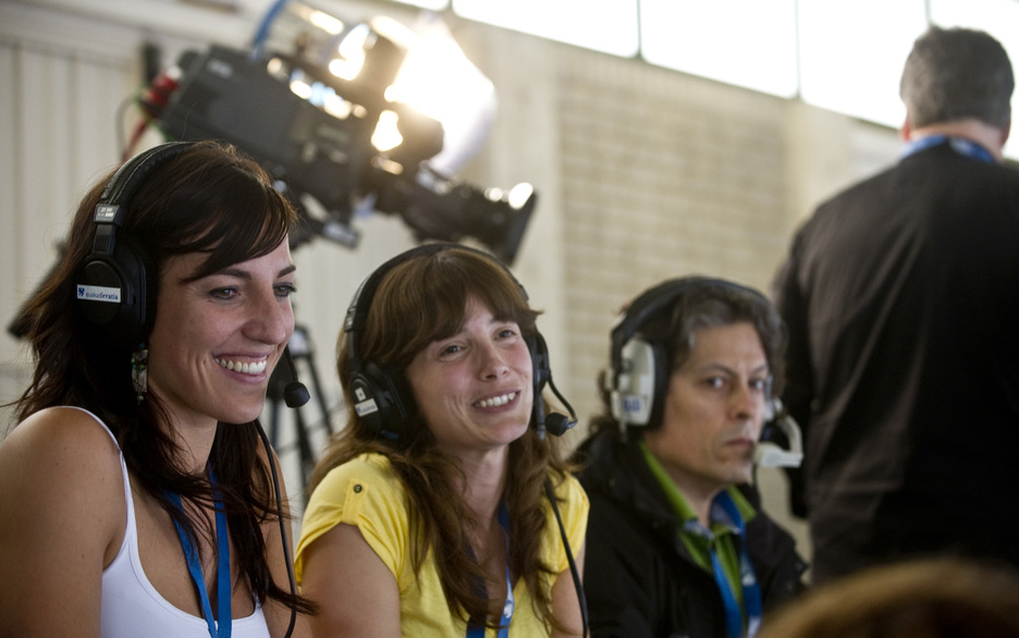 Eli Pinedo eskubaloi jokalari ohia eta Patri Pinedoren ahizpa Maitane Urbieta kazetariarekin batera neurketaren emanaldian. (Jagoba MANTEROLA / FOKU) Eli Pinedo eskubaloi jokalari ohia eta Patri Pinedoren ahizpa Maitane Urbieta kazetariarekin batera neurketaren emanaldian. (Jagoba MANTEROLA / FOKU)