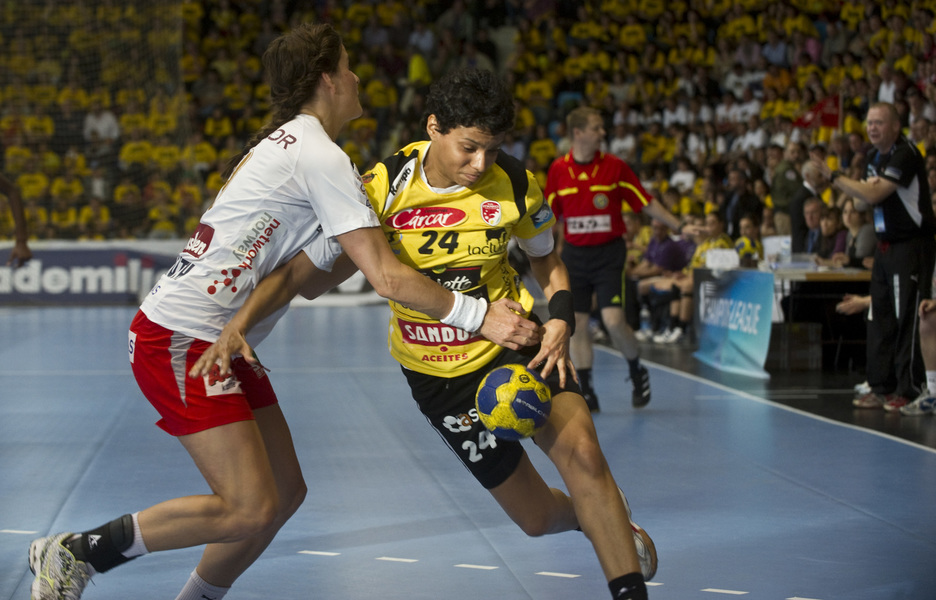 Emilia Turey, arerioa atzean uzteko saiakeran. (Jagoba MANTEROLA / FOKU) Emilia Turey, arerioa atzean uzteko saiakeran. (Jagoba MANTEROLA / FOKU)