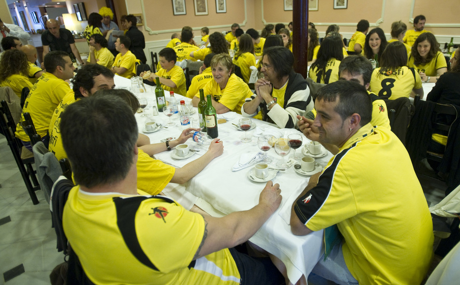 Itxako taldearen zaleek bazkari herrikoia antolatu zuten. (JAGOBA MANTEROLA / FOKU) Itxako taldearen zaleek bazkari herrikoia antolatu zuten. (JAGOBA MANTEROLA / FOKU)