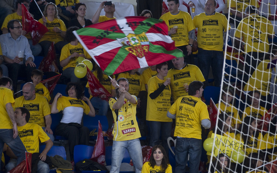 Zaleek gogotik animatu zuten taldea. (Jagoba MANTEROLA / FOKU) Zaleek gogotik animatu zuten taldea. (Jagoba MANTEROLA / FOKU)