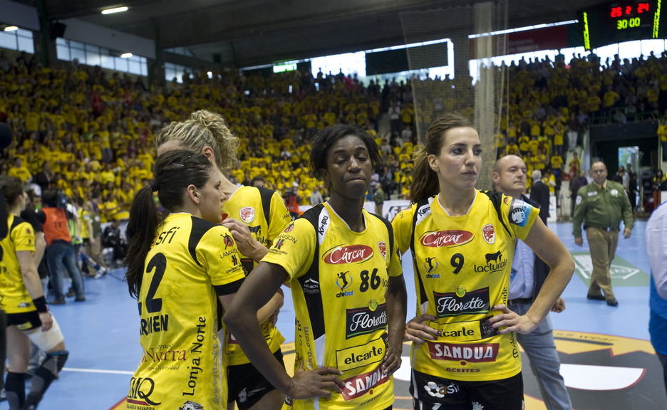 Carmen Martin, Shandy Barbosa eta Patri Pinedo, neurketa amaitu berritan, triste. (Jagoba MANTEROLA / FOKU) Carmen Martin, Shandy Barbosa eta Patri Pinedo, neurketa amaitu berritan, triste. (Jagoba MANTEROLA / FOKU)