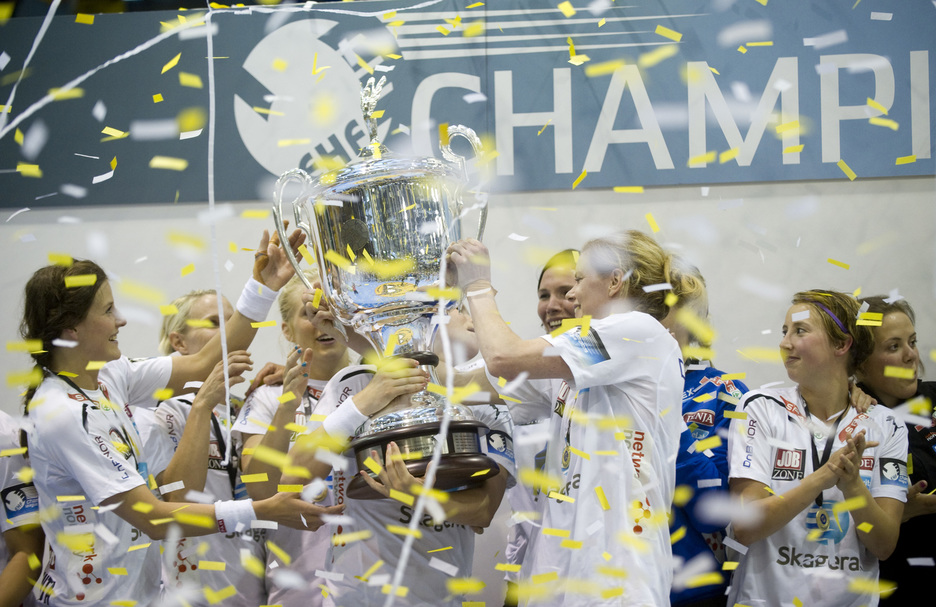 Larvik taldeko jokalariak garaikurrarekin garaipena ospatzen. (Jagoba MANTEROLA / FOKU) Larvik taldeko jokalariak garaikurrarekin garaipena ospatzen. (Jagoba MANTEROLA / FOKU)