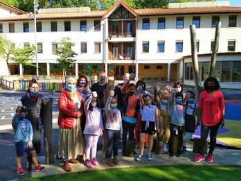 Eskolako haur eta gurasoak, Lezokeitan karta-jolasarekin. (LEZOKO UDALA)