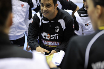 Ambros Martin da indicaciones a sus jugadoras en un tiempo muerto. (Idoia ZABALETA / FOKU)