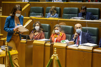 La parlamentaria del PP Laura Garrido pasa ante la consejera Gotzone Sagardui, especialmente arropada hoy por el Gobierno. (Jaizki FONTANEDA-FOKU)