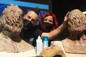 Gorka Aguirre y Agar Martínez posan con algunas de sus ‘criaturas’ en el Fant. (Monika DEL VALLE/FOKU)