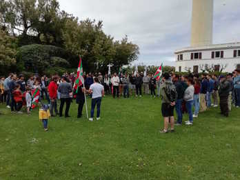 Banderola erraldoia zabaldu dute itsasoari begira ekimen parte hartu duten lagunek. (Guillaume FAUVEAU)
