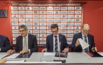 Jordi Bertomeu y Josean Kerejeta, junto con el alcalde de Gasteiz Gorka Urtaran, en el momento de firmar el acuerdo para la Final Four de 2019. (Juanan RUIZ / FOKU)