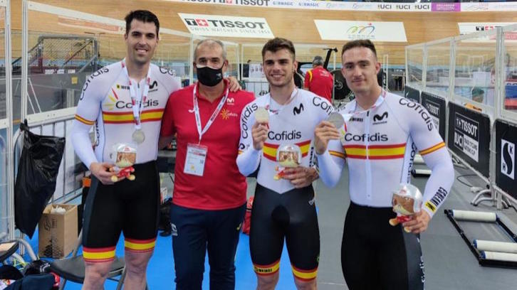 Juan Peralta (izquierda) y Ekain Jiménez (segundo por la derecha) muestran sus medallas de plata (RFEC)