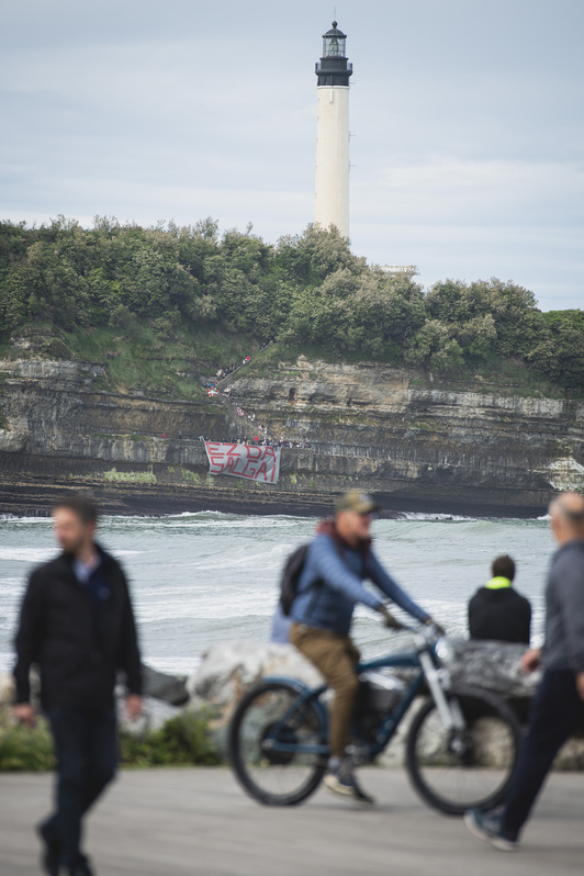 Banderola erraldoia zabaldu dute itsasoari begira ekimen parte hartu duten lagunek. (Guillaume FAUVEAU)