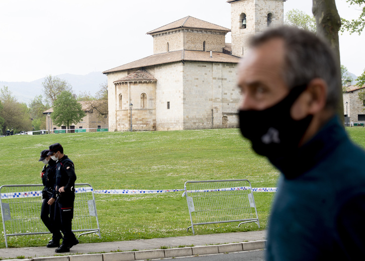 Ertzainas patrullan en las campas de Armentia el día de San Prudencio.        (Raúl BOGAJO)