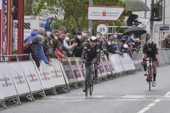 Annemiek van Vleuten entra en la meta de Lekunberri por delante de Vollering sin poder celebrar la victoria. (Idoia ZABALETA/FOKU)