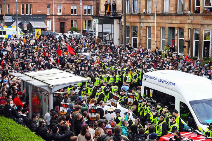 El muro popular vecinal ha evitado la deportación de, al menos, dos personas. (Andy BUCHANAN / AFP)
