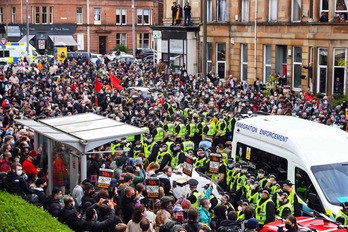 El muro popular vecinal ha evitado la deportación de, al menos, dos personas. (Andy BUCHANAN / AFP)
