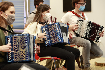 Astelehen eta astearte honetan Vigoko udal musika eta dantza eskolarekin elkartruke telematikoa egin zuten aurki Herri Arte Eskola bilakatuko den Errenteria Musikalen. (Maialen ANDRES/FOKU)