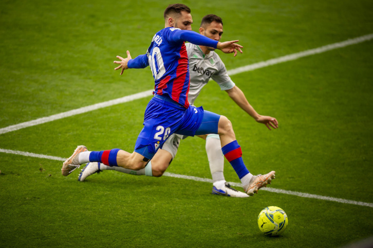 Un magnífico centro de Correa, en la imagen junto a Álex Moreno, ha servido el tanto del empate, obra de Enrich. (Jaizki FONTANEDA/FOKU)