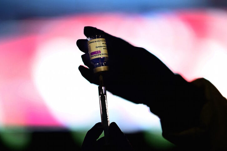 Una sanitaria prepara una dosis de la vacuna de AstraZeneca. (Gabriel BOUYS/AFP)