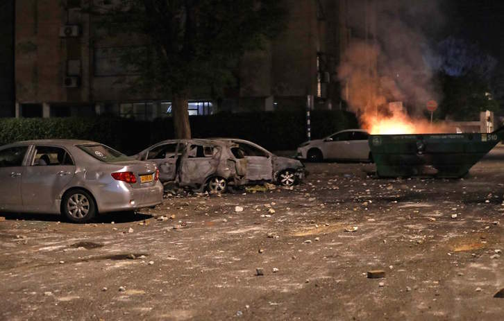 Vehículos incendiados en la ciudad de Lod. (Ahmad GHARABI/AFP)