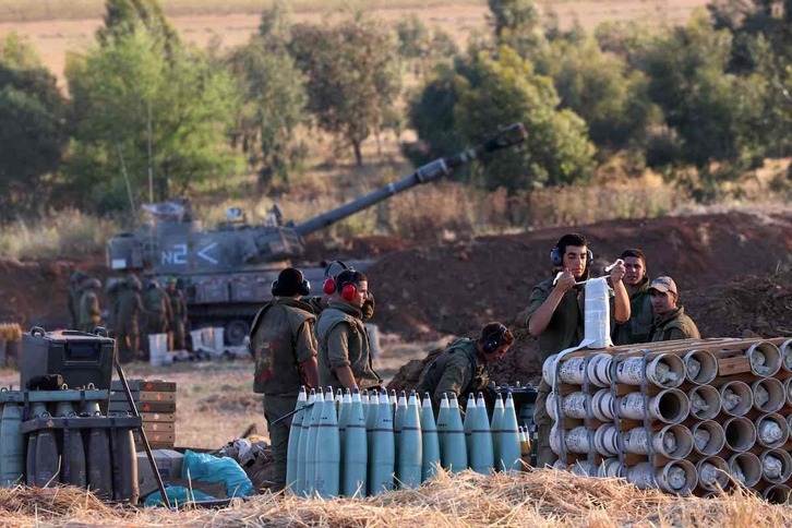 Tanques y soldados israelíes en Sederot, cerca de la frotera con Gaza. (Emmanuel DUNAND/AFP)