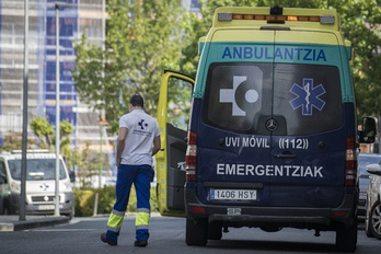 Un técnico sanitario junto a una ambulancia. (Gorka RUBIO / FOKU)