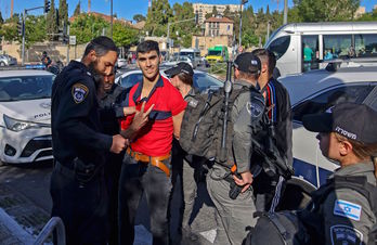 Soldados israelíes detienen a un palestino cerca de la puerta de Damasco de Jerusalén. (Ahmad GHARABLI/AFP)