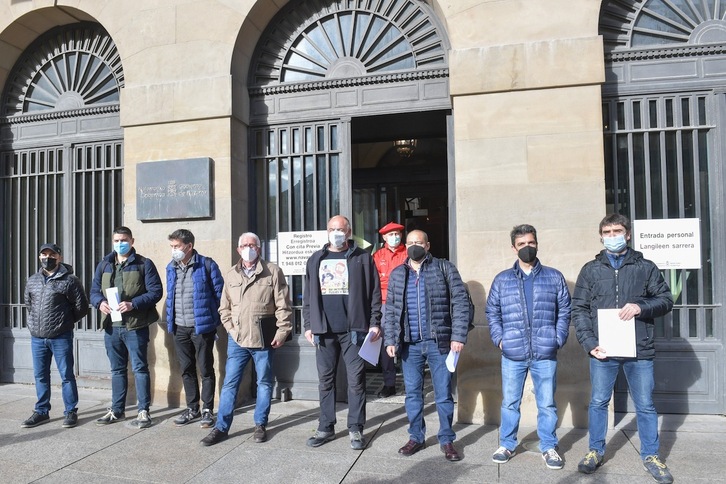 Delegados de sindicatos con representación en Renfe y Adif, y el portavoz de la Plataforma a Favor del Tren de Navarra, poco antes de registrar oficialmente su acuerdo para el transporte ferroviario. (Idoia ZABALETA/FOKU)