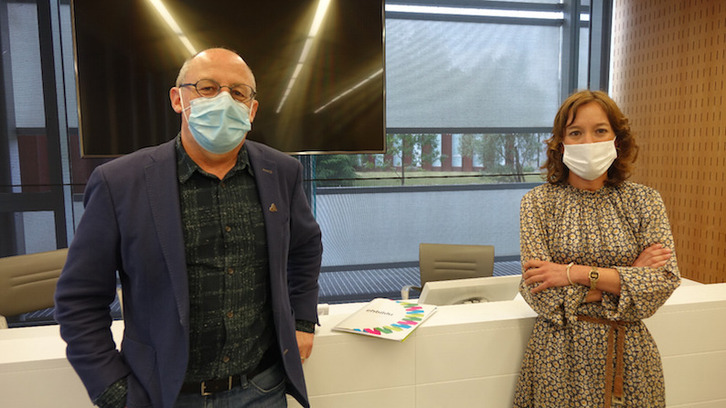 Juan Karlos Izagirre y Estitxu Elduaien, en su comparecencia en Juntas Generales. (NAIZ)