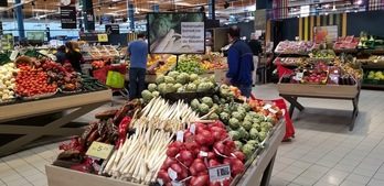 Los productos locales cuentan con espacios destacados en las tiendas Eroski, en especial las frutas, verduras y hortalizas de temporada.