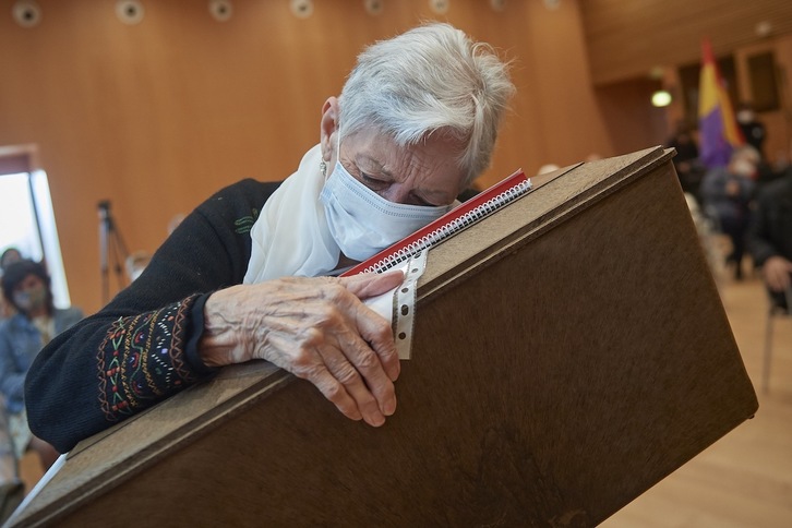 Carmen Salinas recibe emocionada los restos de su padre, Tomás Salinas, recuperados en Etxalaz. (GOBIERNO DE NAFARROA)