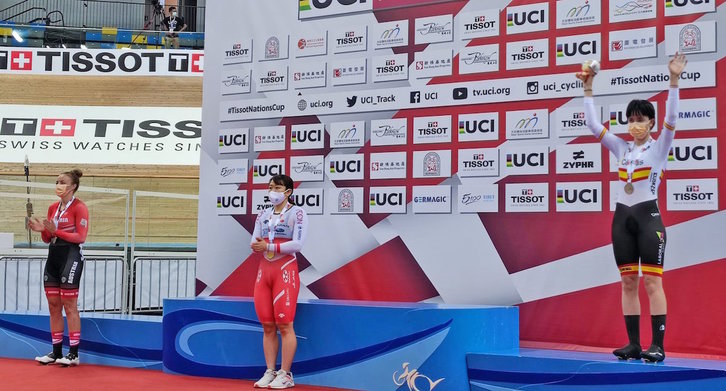 Eukene Larrarte tolosarra, sari banaketa ekitaldian besoak jasotzen (RFEC)