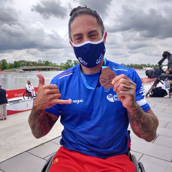 Higinio Rivero muestra su medalla de bronce en Szeged (BAT BASQUE TEAM)