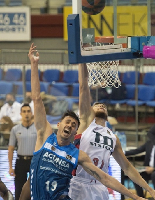 La derrota final ante Saski Baskonia solo ha sido el descalabro final de un descenso de GBC casi anunciado. (Jon URBE / FOKU)