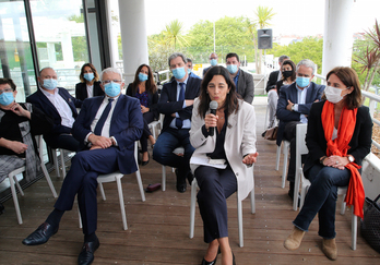 Laurence Farreng (veste blanche) entourée de ses colistiers. A sa droite Christian Devèze et Nicole Iturria à sa gauche Nathalie Motsch devant Yves Ugalde. © Bob EDME.