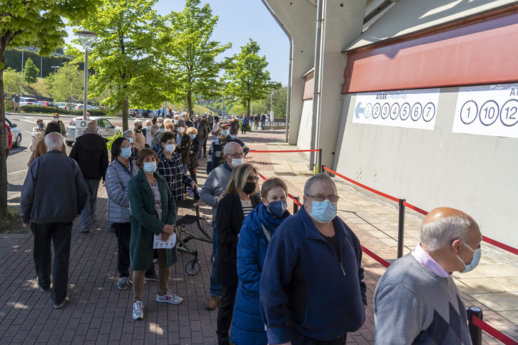 Un grupo de personas aguarda en fila para vacunarse en Illunbe.       (Gorka RUBIO I FOKU)