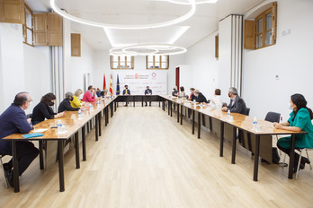 Los consejeros Saiz e Irujo, en su reunión de ayer con representantes de la hostelería. (Gobierno de NAFARROA)