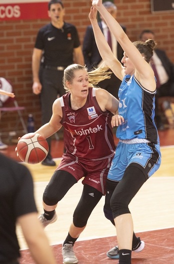 Laura Cornelius, en un reciente derbi ante IDK Euskotren, el año que viene vendrá de visitante a Maloste. (Raúl BOGAJO / FOKU)