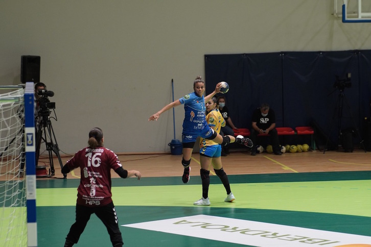 Adriana Cardoso ez da aspertu golak sartzen eta Rocasari zortzi egin dizkio. (BERA BERA PRENTSA)