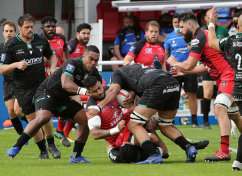 La defensa de Biarritz frena al ataque de Rouen en el último partido de la fase regular. (Bob EDME)