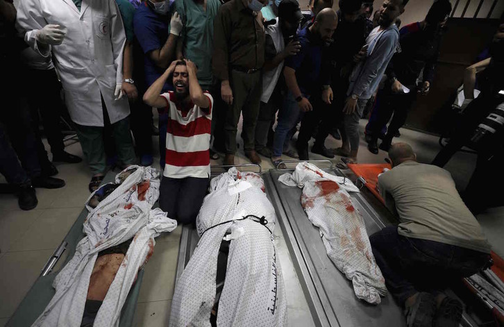 Escenas de dolor ante las víctimas del bombardeo israelí al campo de refugiados de Al Shati. (Mahmud HAMS/AFP)