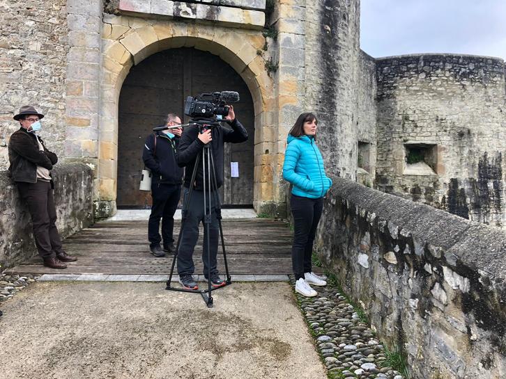 La cantante Anne Etxegoien durante el rodaje de 'Ainarak'. (Twitter-@AnneEtchegoyen1)