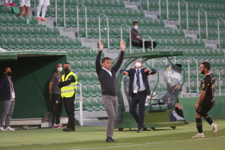 Calleja da indicaciones a sus jugadores en el campo del Elche. (LA OTRA FOTO)
