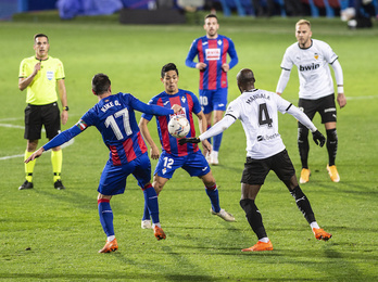 En la primera vuelta el Eibar no pudo pasar de un empate ante el Valencia que mañana se le quedaría corto. (Marisol Ramírez/Foku)